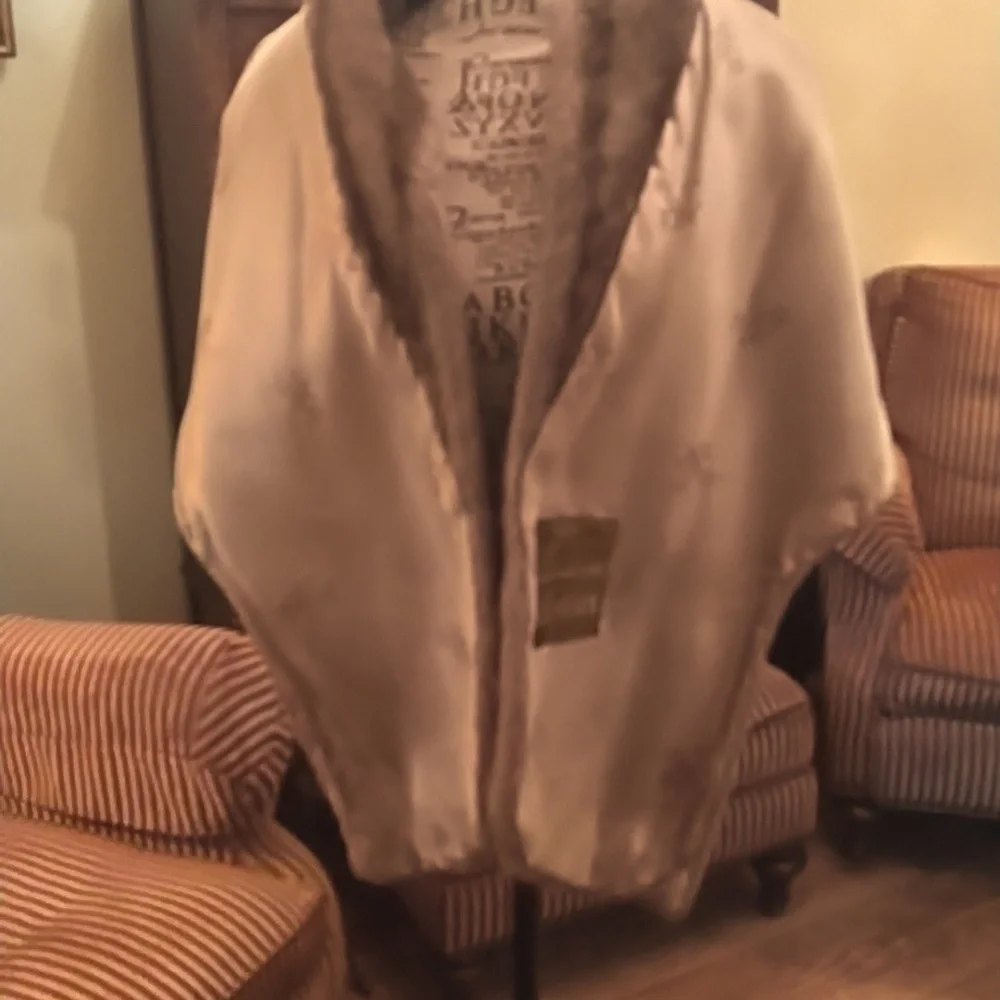 Women's elegant vintage 1950 faux fur shawl wrap by Regina Glenara Glenoit. - Picture 6 of 9